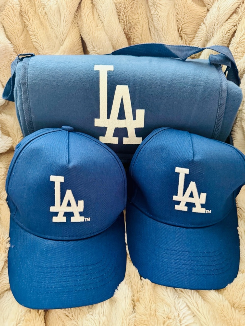 💙 Los Angeles Dodgers Bundle 💙  2 Dodgers Baseball Caps AND a Portable Blanket